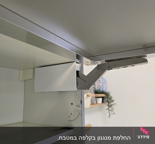 ארון מטבח פתוח עם מדפים וכלים בפנים
